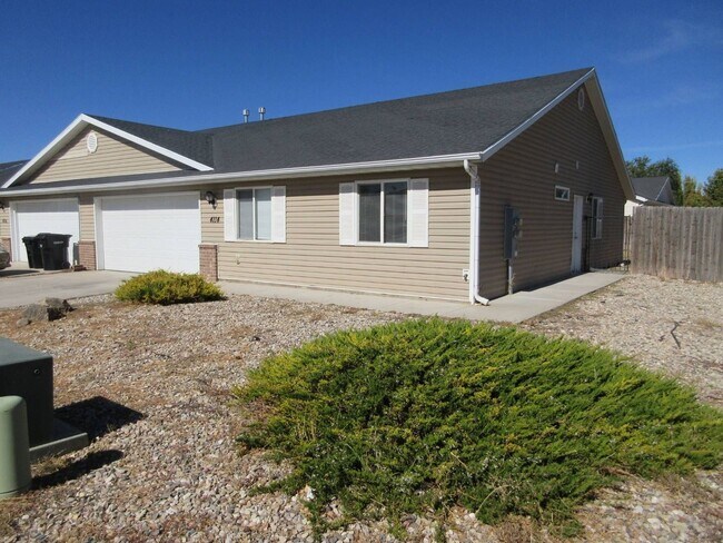 Building Photo - 3 bedroom, 2 bathroom twin home in Lamplight