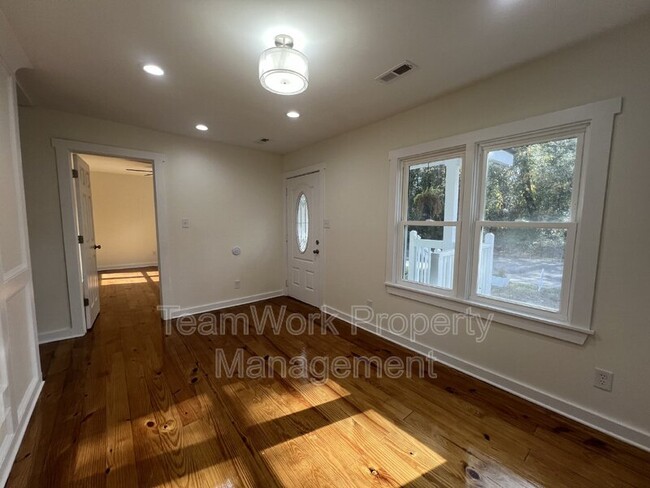 Building Photo - 407 Gruber St