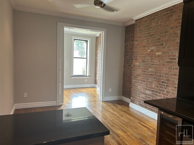 Building Photo - Mott Street
