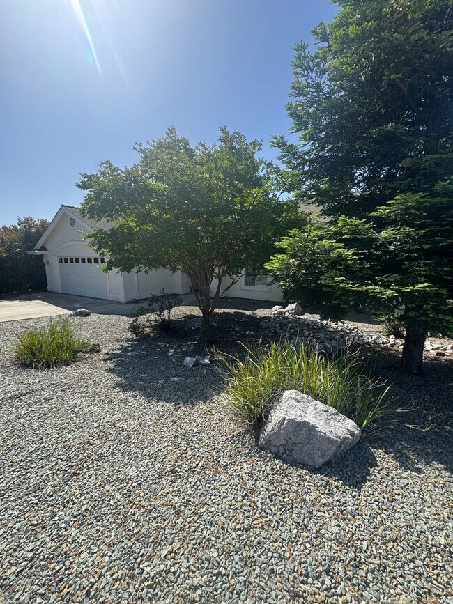 Foto del edificio - 4 BED/2 BATH IN REDDING IN THE WESTSIDE ES...
