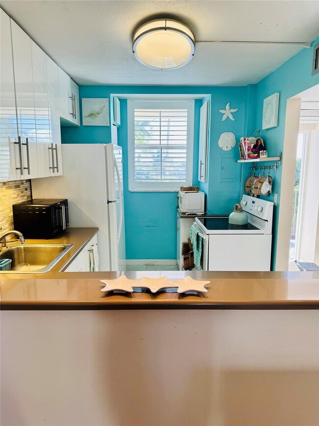 Building Photo - 5300 NE 24th Terrace