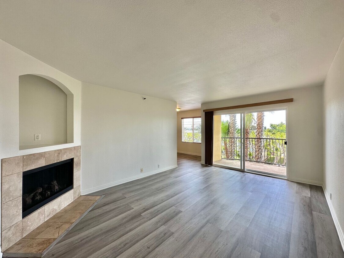 Foto principal - Updated Crown Point Condo With Wood Style ...