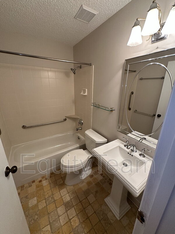 Foto del edificio - 235 Ewing Dr