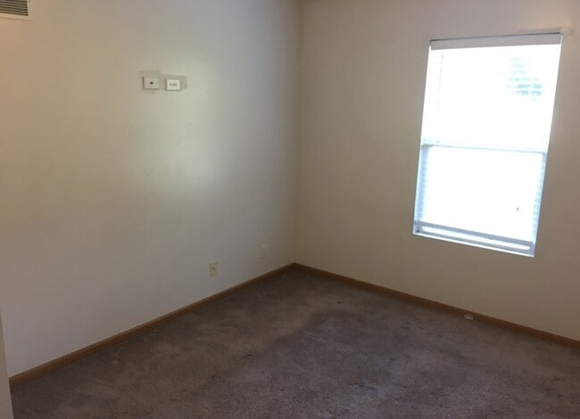 Building Photo - Nice 4 Bedroom House Close to East Campus
