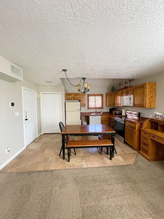 Foto del edificio - Resort Style Living - Getting freshly remo...