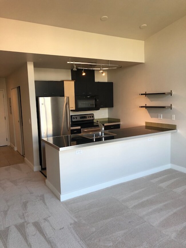 Foto del edificio - Incredible Deal, 2 WEEKS FREE RENT/ TOP FLOOR Condo/PARKING INCLUDED!