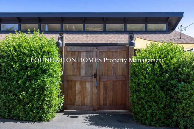 Building Photo - 4BD/3.5BA Indoor/Outdoor Living in Coveted...