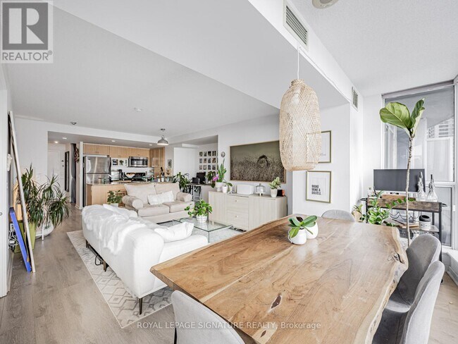 Photo du bâtiment - 208 Queens Quay W