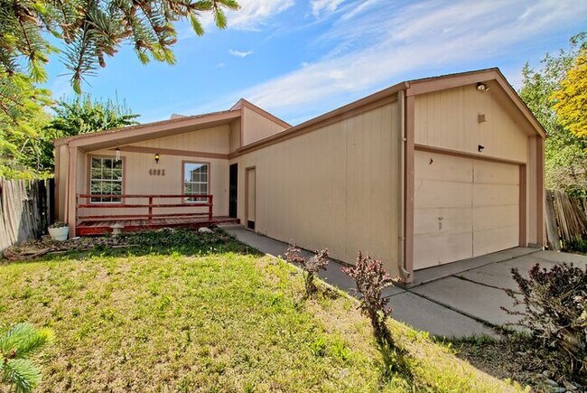 Foto del edificio - Cozy, Remodeled Gem with Spacious Backyard – Your Perfect Rental Home!