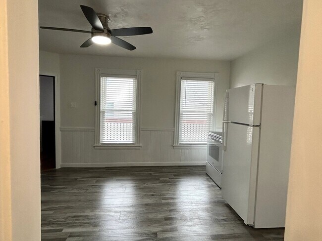 Building Photo - 201 Cartier St