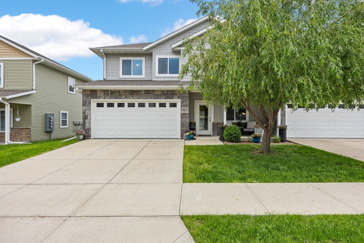Foto principal - 1221 Ronald Way