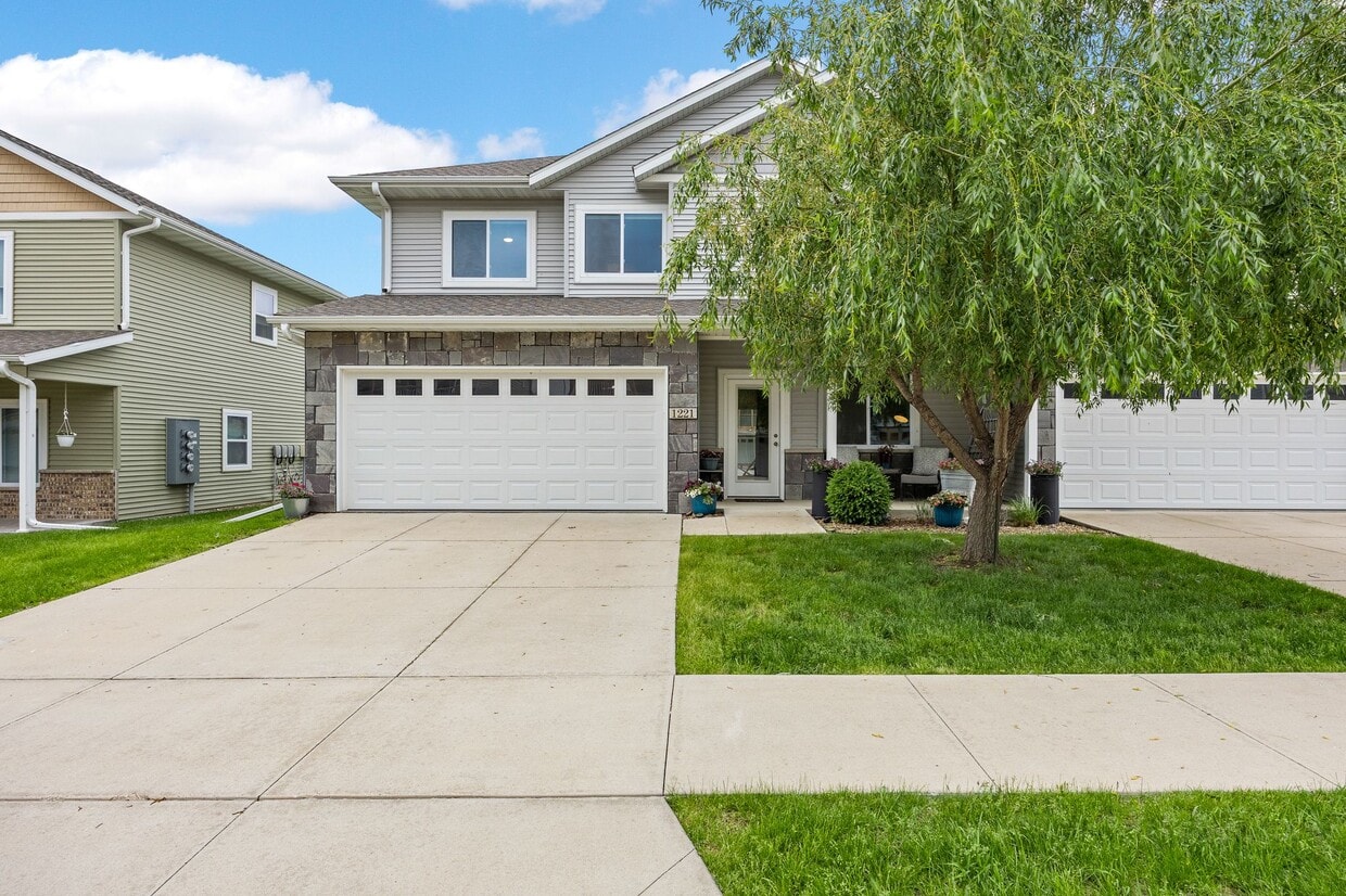 Primary Photo - 1221 Ronald Way
