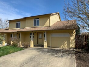Building Photo - 136 SW Sharon Jane Pl