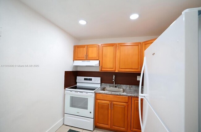 Foto del edificio - 16117 NE 19th Ct