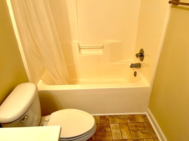 Foto del edificio - Charming 2BR Townhome Minutes from Hwy 172 Back Gate