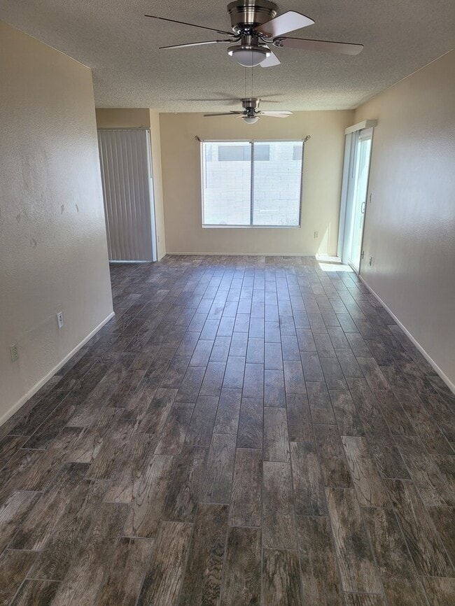Building Photo - Great North Phoenix 2/2 with all new floor...