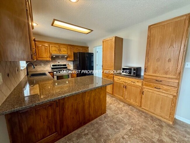 Foto del edificio - Spacious 3 Bed, 2.5 Bath Home with Finishe...