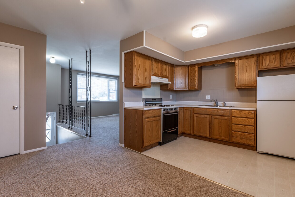 Building Photo - 5056 N Lakeside Pl