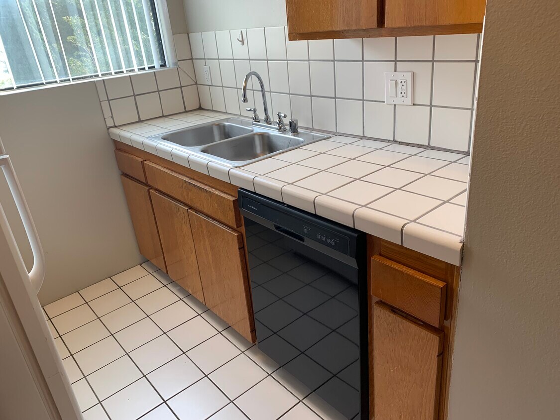 Kitchen - 1527 Veteran Ave