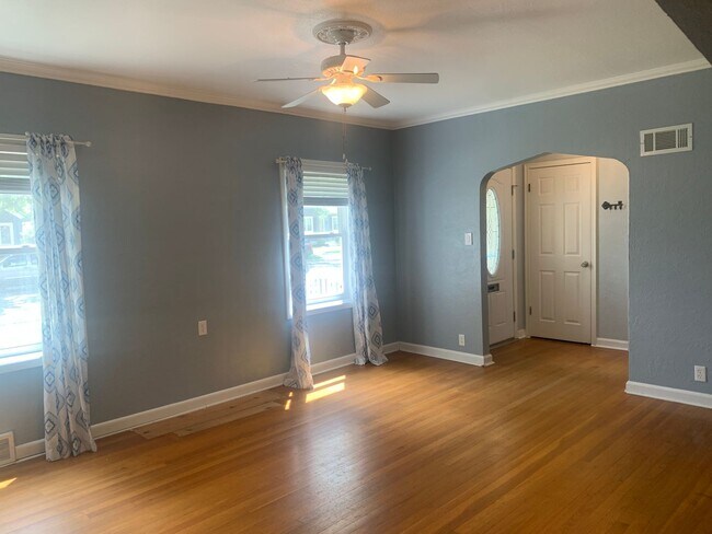 Building Photo - 4 bedroom 2 bathroom house