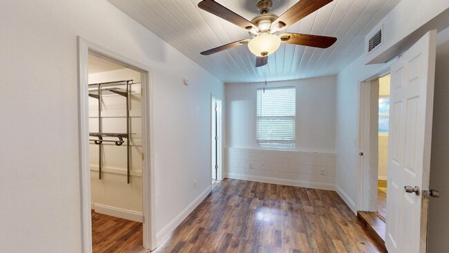 Foto del edificio - "Charming 3-Bedroom Home with Gleaming Hardwood Floors and 3 Full Baths on Camelot Rd, Jacksonvil...