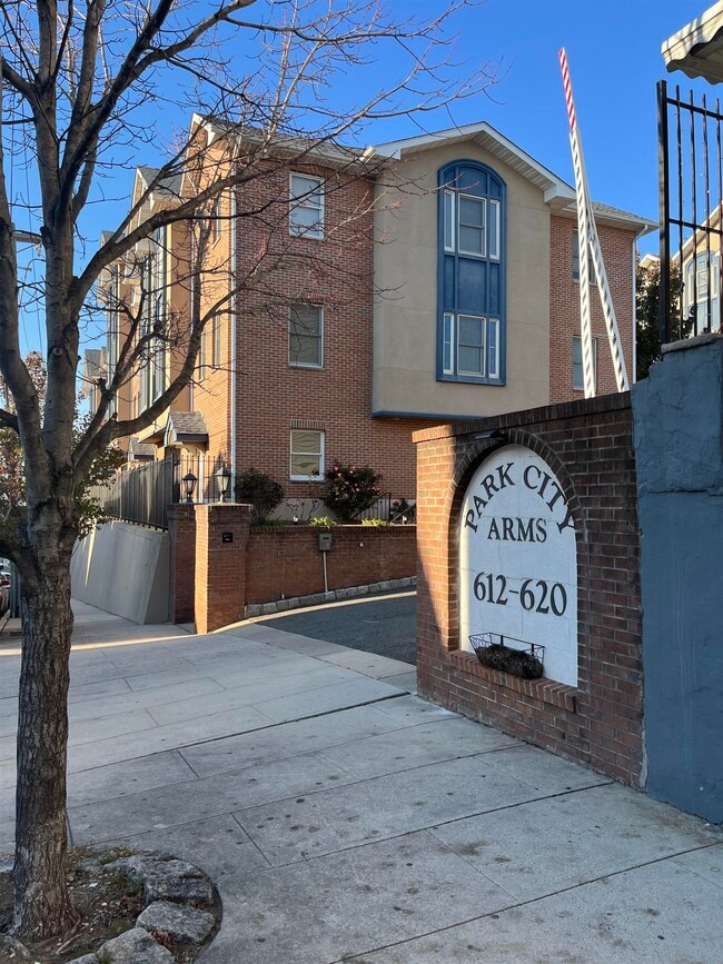 Building Photo - 620 38th St
