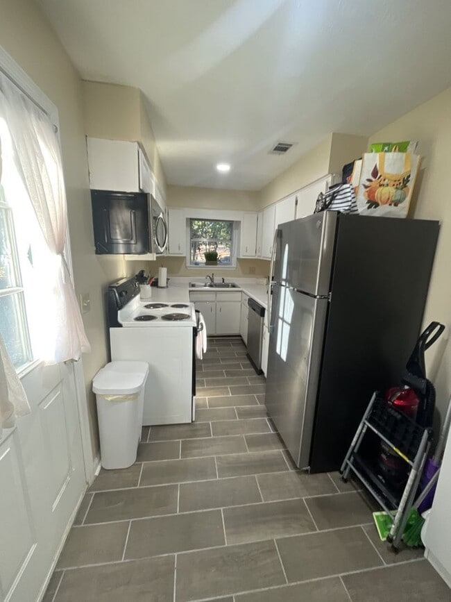 Building Photo - 2Bed/1Bath Home Available in August!