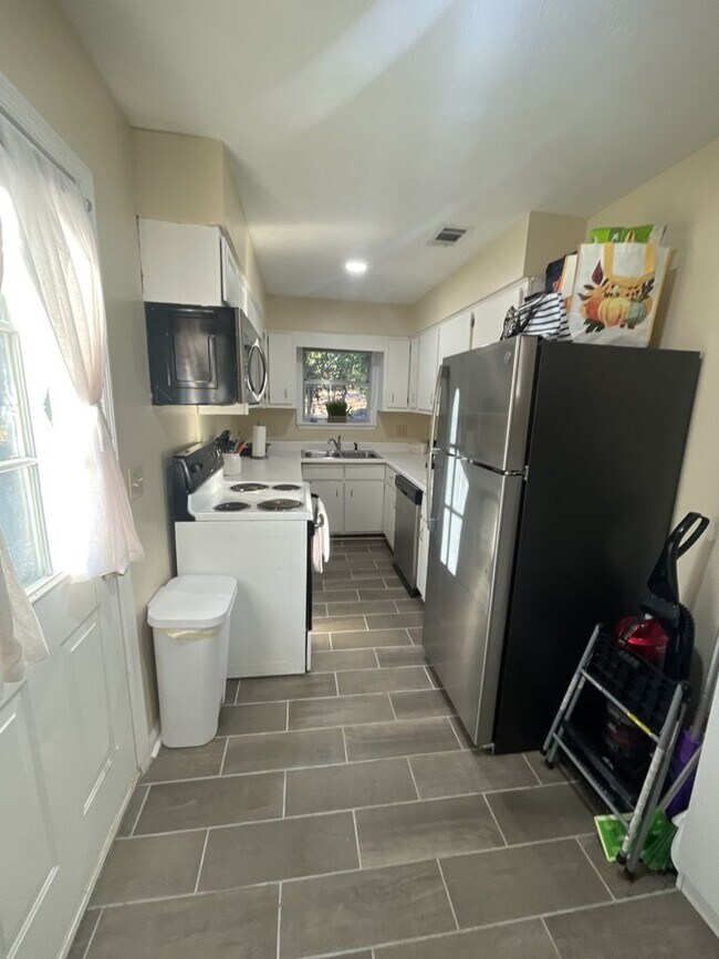 Foto del edificio - 2Bed/1Bath Home Available in August!