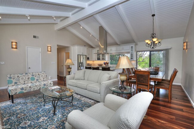 Building Photo - 2 br, 2 bath Townhome - 545 North La Cumbr...