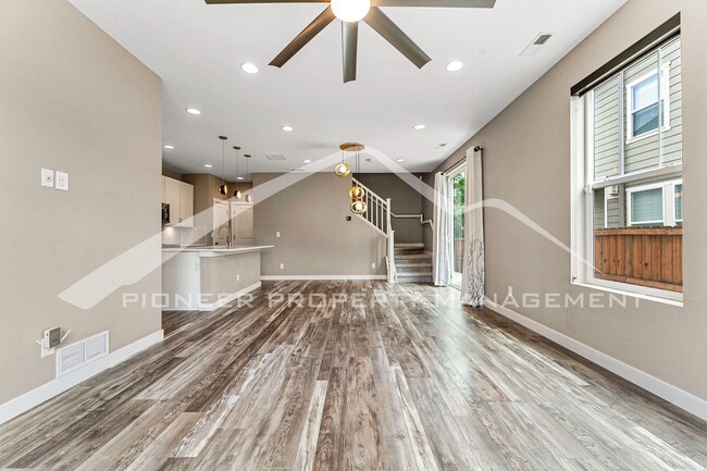 Building Photo - Spacious Townhouse with Washer/Dryer and C...