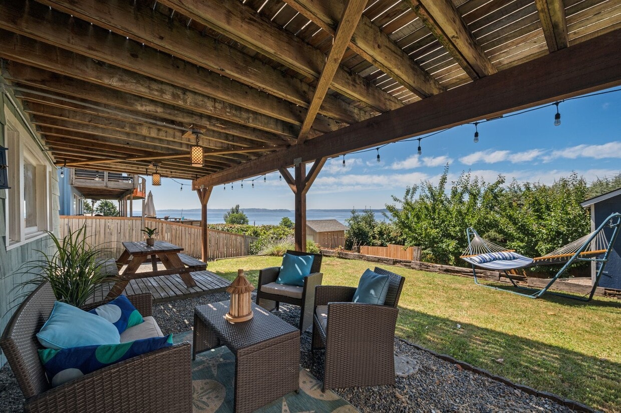 Primary Photo - Ocean view 1 bedroom bottom floor unit clo...