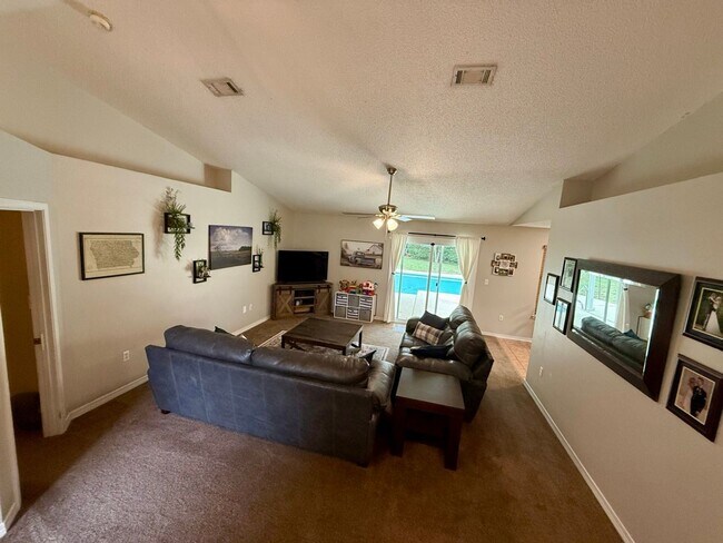 Foto del edificio - Your Own Backyard Oasis – 3 Bedroom Pool Home in South Crestview!