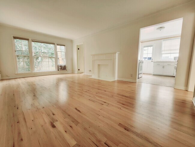 Living room - 436 Kelton Ave