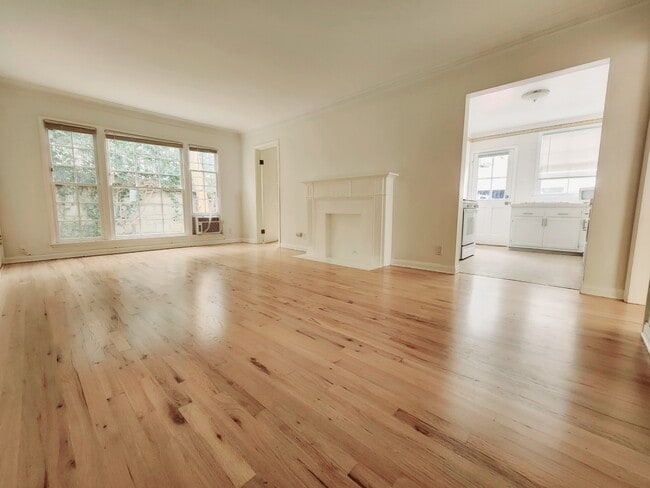 Living room - 436 Kelton Ave