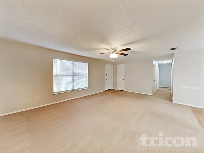 Foto del edificio - 2718 Pinewood Blvd N