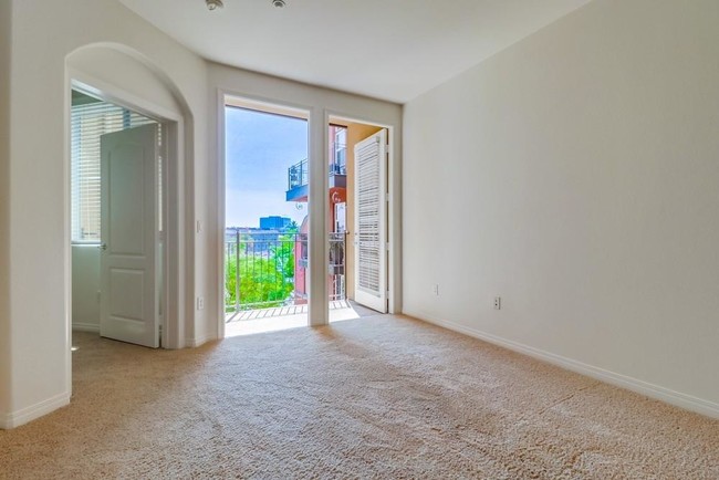 Open Living Room - 3950 Ohio St