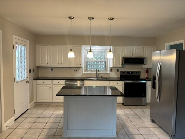 Building Photo - Ranch Style Home located in Lakeview Manor...