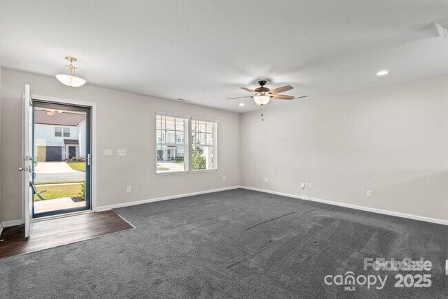 Foto del edificio - 134 Clove Hitch Dr