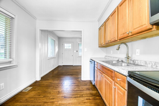 Open-plan kitchen - 3447 Pierce St