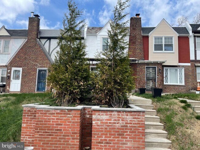 Building Photo - 1541 E Mayland St