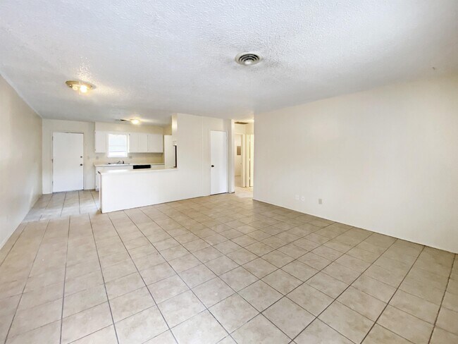Building Photo - 105 E Wolfcamp Dr