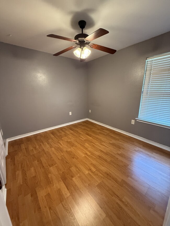 Building Photo - 105 Willow Brook Dr