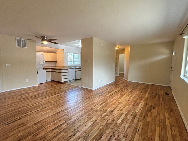 Building Photo - Newly Update 2 Bedroom Home!