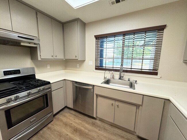 Foto del edificio - Perfect Shape Remodeled Single Family Home...