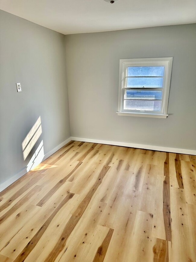 Building Photo - Beautiful 4 Bedroom, 2 Bathroom Home!