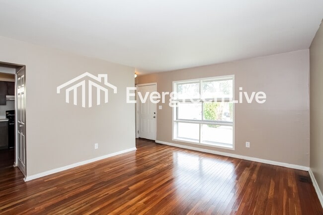 Building Photo - 651 Fairborn Rd