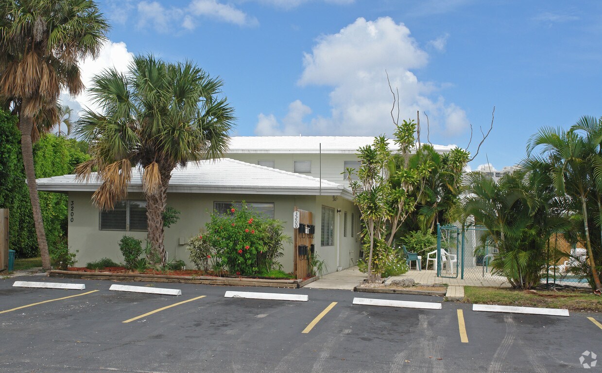Primary Photo - Country Club Apartments