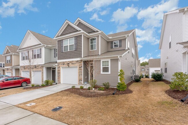 Building Photo - Well Maintained 3-Bedroom End Unit Townhom...