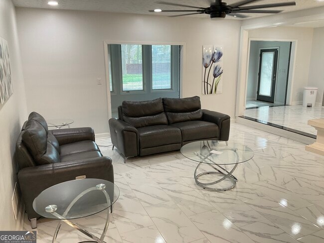 Building Photo - 558 Kenwood Rd