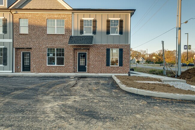Foto del edificio - Harding Townhomes